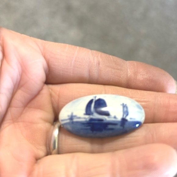 VINTAGE LOT OF TWO CERAMIC DUTCH AND ONE DELFT BLUE AND WHITE 1-2" BROOCHES - Picture 5 of 10
